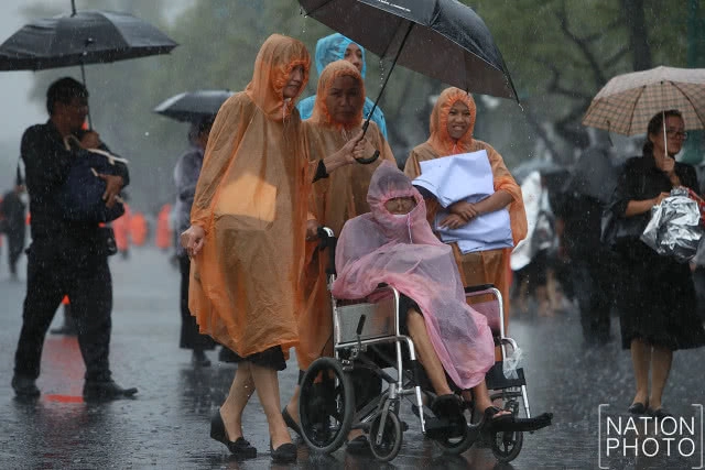 ตำรวจตากฝน ประชาชนกางร่มให้