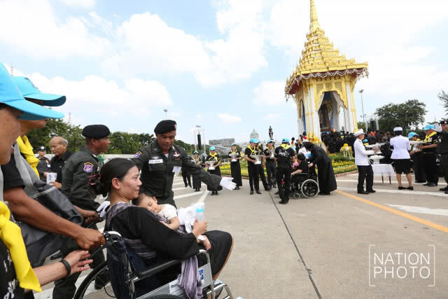 ประชาชนถวายดอกไม้จันทน์ ณ ลานพระราชวังดุสิต