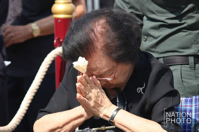 สนามกีฬาไทย-ญี่ปุ่นดินแดงแน่น! ประชาชนมาถวายดอกไม้จันทน์