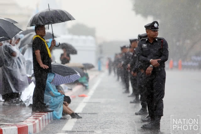 ตำรวจตากฝน ประชาชนกางร่มให้