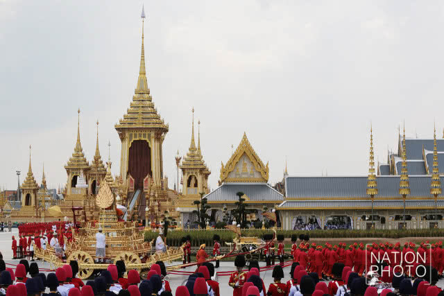 อัญเชิญพระบรมโกศขึ้นประดิษฐาน ณ พระจิตกาธาน