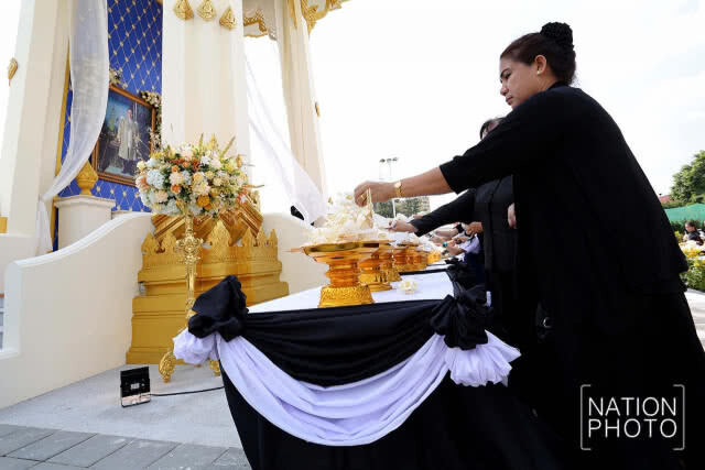 ถวายดอกไม้จันทน์ ณ วัดบัวขวัญ