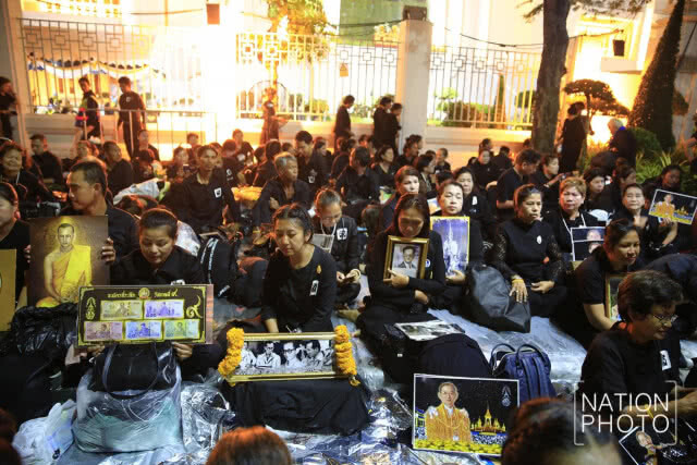 พสกนิกรเนืองแน่น ร่วมพระราชพิธีฯ ยาวตลอดถนนราชดำเนินกลาง