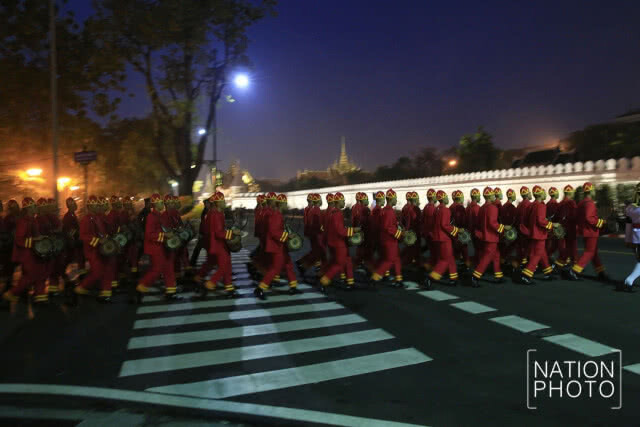 พสกนิกรเนืองแน่น ร่วมพระราชพิธีฯ ยาวตลอดถนนราชดำเนินกลาง