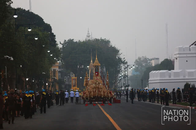 ประชาชนเนืองแน่น รอชมริ้วขบวนพระบรมราชอิสริยยศ ในงานพระราชพิธีถวายพระเพลิงพระบรมศพ