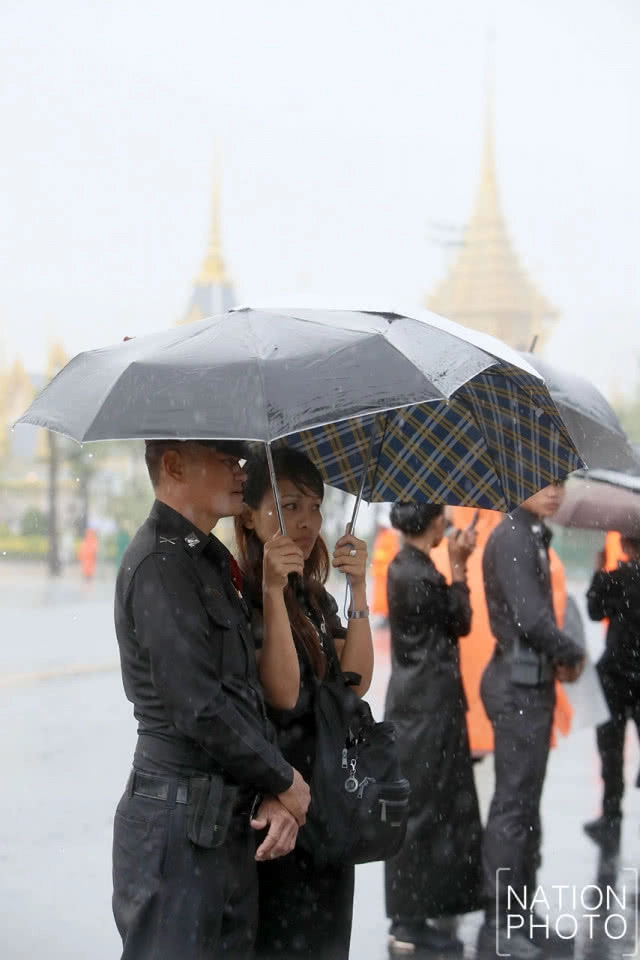 ตำรวจตากฝน ประชาชนกางร่มให้