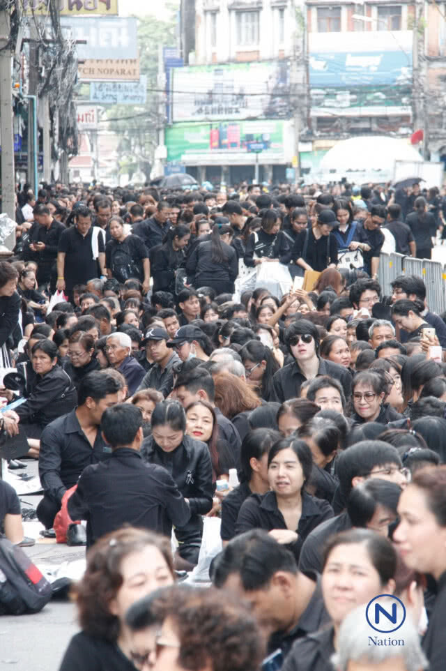 แนะปชช.วางดอกไม้จันทน์
สวนนาคราภิรมย์
หลังจุดพระบรมราชานุสาวรีย์ ร.1
แถวยาวกว่า 4 กม.