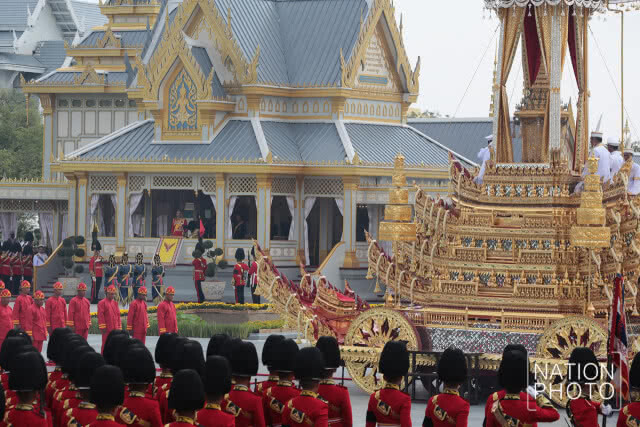 อัญเชิญพระบรมโกศขึ้นประดิษฐาน ณ พระจิตกาธาน