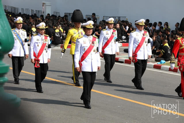 สมเด็จพระเจ้าอยู่หัว เสด็จฯร่วมในริ้วขบวนพระบรมราชอิสริยยศ