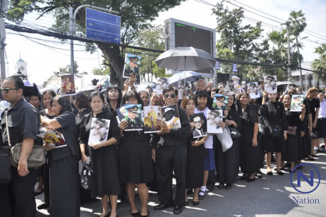 เผยความในใจ! ชาวโคราชไปเข้าแถวรอถวายดอกไม้จันทน์ ที่ลานอนุสาวรีย์ท้าวสุรนารีตั้งแต่ตี5