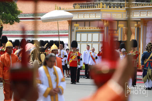 สมเด็จพระเจ้าอยู่หัว เสด็จฯร่วมริ้วขบวนพระบรมราชอิสริยยศ พระราชพิธีถวายพระเพลิงพระบรมศพ