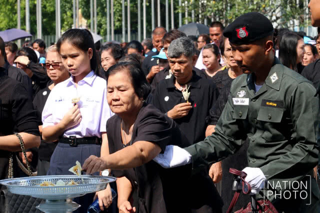 สนามกีฬาไทย-ญี่ปุ่นดินแดงแน่น! ประชาชนมาถวายดอกไม้จันทน์