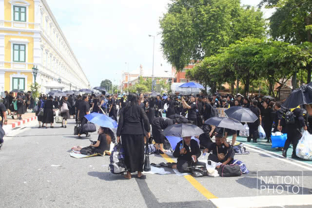 รวมภาพ เช้า-ค่ำ พสกนิกรร่วมชมริ้วขบวนพระบรมราชอิสริยยศ
