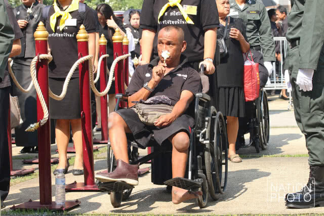 สนามกีฬาไทย-ญี่ปุ่นดินแดงแน่น! ประชาชนมาถวายดอกไม้จันทน์