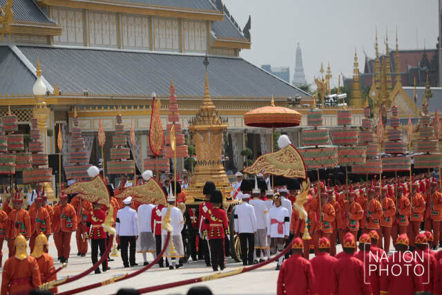 อัญเชิญพระบรมโกศขึ้นประดิษฐาน ณ พระจิตกาธาน