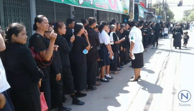 ผู้ว่าฯ – เนวิน นำชาวบุรีรัมย์ ร่วมวางดอกไม้จันทน์ งานพระราชพิธีฯ