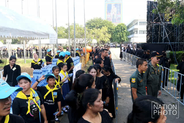 สนามกีฬาไทย-ญี่ปุ่นดินแดงแน่น! ประชาชนมาถวายดอกไม้จันทน์