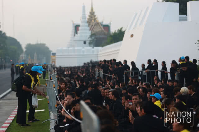 รวมภาพ เช้า-ค่ำ พสกนิกรร่วมชมริ้วขบวนพระบรมราชอิสริยยศ