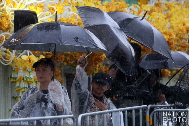 ตำรวจตากฝน ประชาชนกางร่มให้