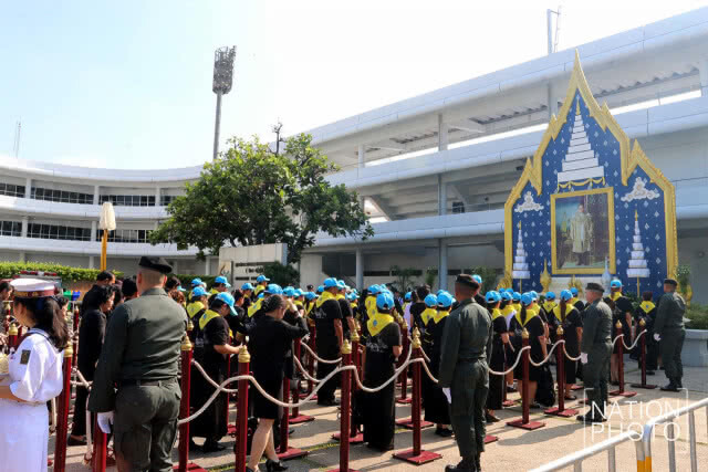 สนามกีฬาไทย-ญี่ปุ่นดินแดงแน่น! ประชาชนมาถวายดอกไม้จันทน์