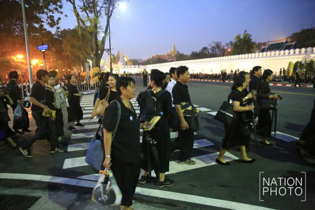 พสกนิกรเนืองแน่น ร่วมพระราชพิธีฯ ยาวตลอดถนนราชดำเนินกลาง