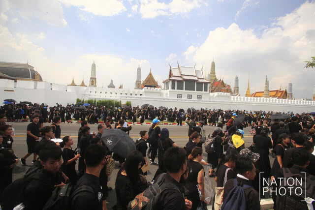 รวมภาพ เช้า-ค่ำ พสกนิกรร่วมชมริ้วขบวนพระบรมราชอิสริยยศ