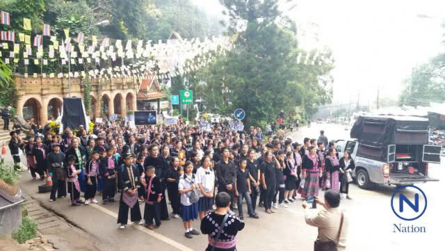 ชาวไทยภูเขาเดินลงดอยปุยร่วมพิธีถวายดอกไม้จันทน์