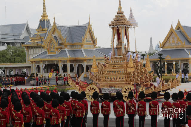 อัญเชิญพระบรมโกศขึ้นประดิษฐาน ณ พระจิตกาธาน