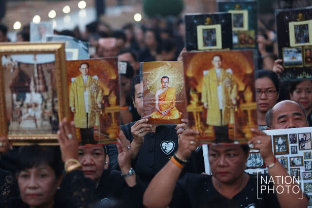 ประชาชนเนืองแน่น รอชมริ้วขบวนพระบรมราชอิสริยยศ ในงานพระราชพิธีถวายพระเพลิงพระบรมศพ