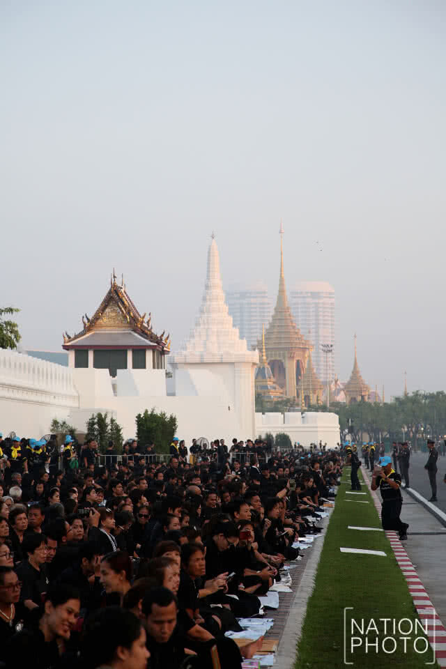 รวมภาพ เช้า-ค่ำ พสกนิกรร่วมชมริ้วขบวนพระบรมราชอิสริยยศ