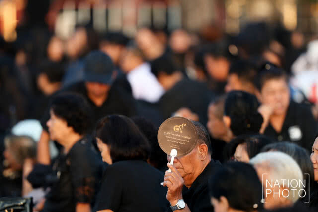 พสกนิกรเนืองแน่น ร่วมพระราชพิธีฯ ยาวตลอดถนนราชดำเนินกลาง
