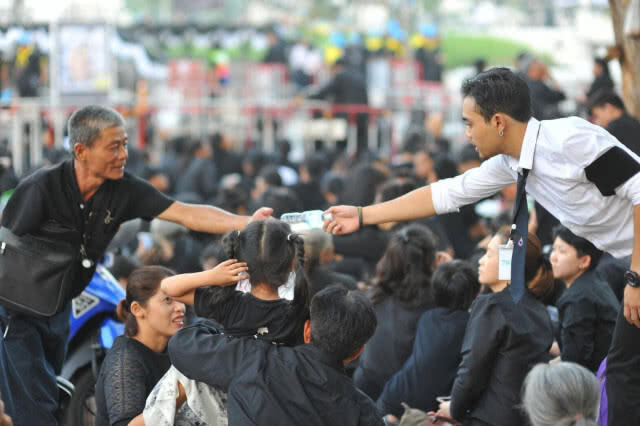 รวมภาพ เช้า-ค่ำ พสกนิกรร่วมชมริ้วขบวนพระบรมราชอิสริยยศ