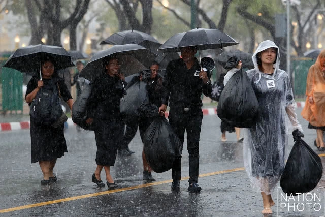 ตำรวจตากฝน ประชาชนกางร่มให้