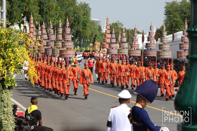 สมเด็จพระเจ้าอยู่หัว เสด็จฯร่วมในริ้วขบวนพระบรมราชอิสริยยศ