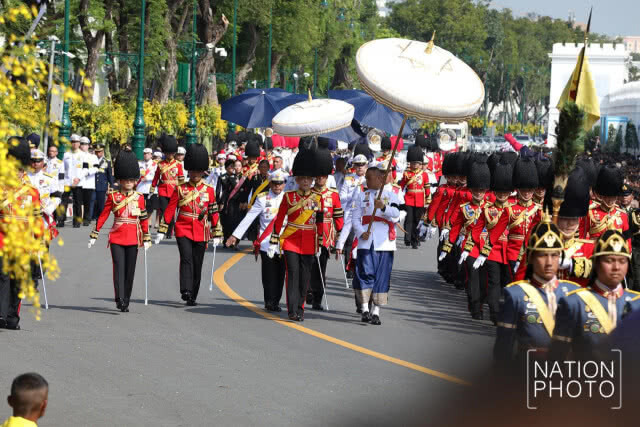 สมเด็จพระเจ้าอยู่หัว เสด็จฯร่วมในริ้วขบวนพระบรมราชอิสริยยศ