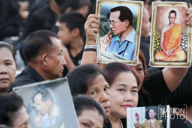 พสกนิกรเนืองแน่น ร่วมพระราชพิธีฯ ยาวตลอดถนนราชดำเนินกลาง
