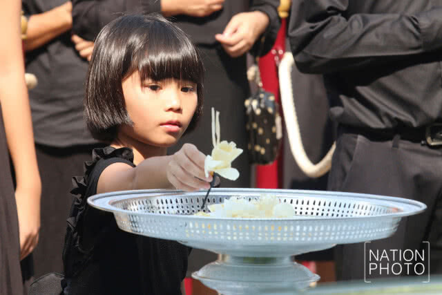 สนามกีฬาไทย-ญี่ปุ่นดินแดงแน่น! ประชาชนมาถวายดอกไม้จันทน์
