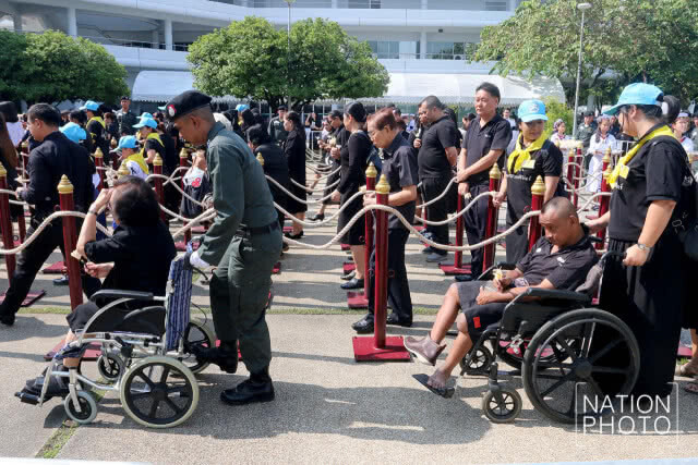สนามกีฬาไทย-ญี่ปุ่นดินแดงแน่น! ประชาชนมาถวายดอกไม้จันทน์