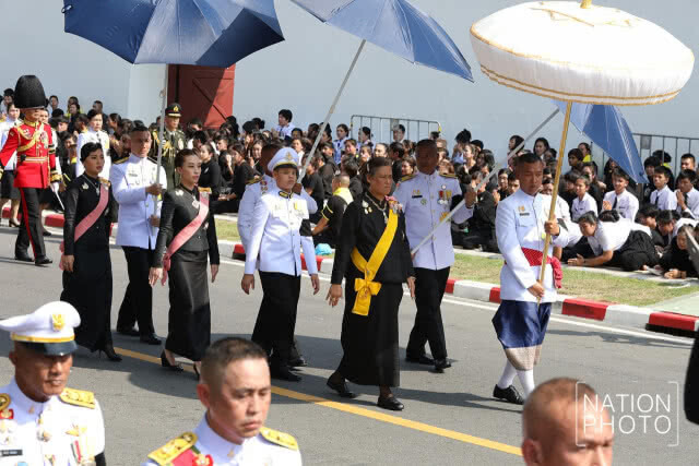 สมเด็จพระเจ้าอยู่หัว เสด็จฯร่วมในริ้วขบวนพระบรมราชอิสริยยศ