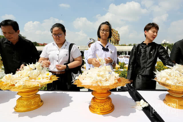 ถวายดอกไม้จันทน์ ณ วัดบัวขวัญ