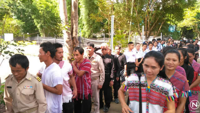 พสกนิกรชนเผ่าร่วมถวายดอกไม้จันทน์ ที่จ.แม่ฮ่องสอน