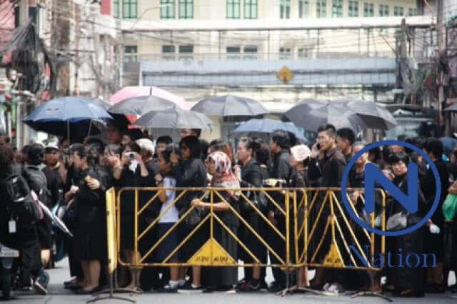 แนะปชช.วางดอกไม้จันทน์
สวนนาคราภิรมย์
หลังจุดพระบรมราชานุสาวรีย์ ร.1
แถวยาวกว่า 4 กม.