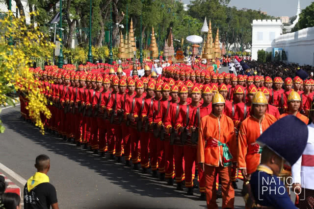 สมเด็จพระเจ้าอยู่หัว เสด็จฯร่วมในริ้วขบวนพระบรมราชอิสริยยศ