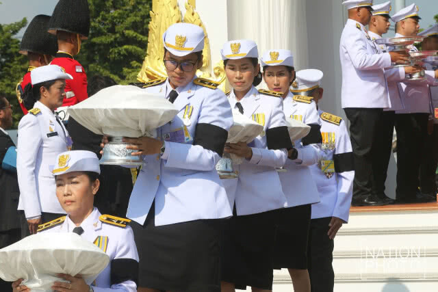 ประชาชนถวายดอกไม้จันทน์ ณ ลานพระราชวังดุสิต