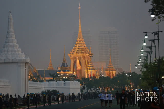 รวมภาพ เช้า-ค่ำ พสกนิกรร่วมชมริ้วขบวนพระบรมราชอิสริยยศ