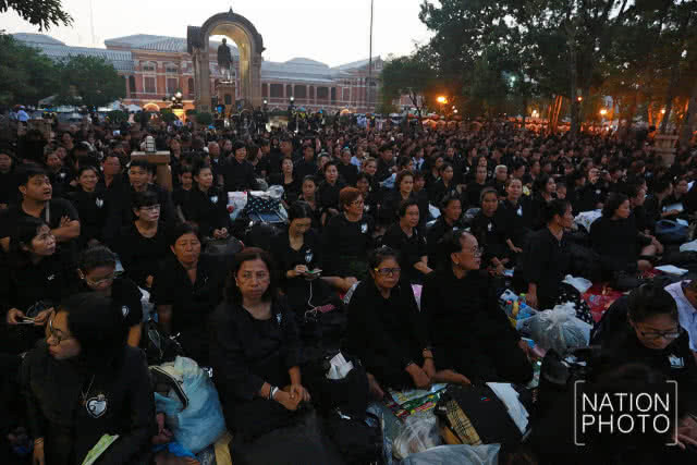 รวมภาพ เช้า-ค่ำ พสกนิกรร่วมชมริ้วขบวนพระบรมราชอิสริยยศ