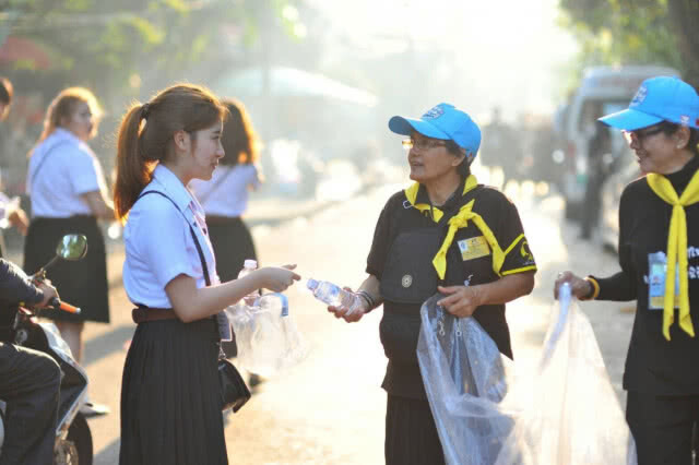 รวมภาพ เช้า-ค่ำ พสกนิกรร่วมชมริ้วขบวนพระบรมราชอิสริยยศ