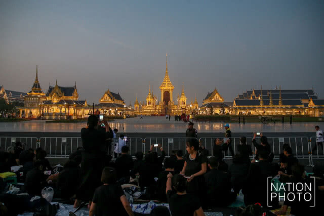 พสกนิกรเนืองแน่น ร่วมพระราชพิธีฯ ยาวตลอดถนนราชดำเนินกลาง