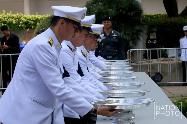 สนามกีฬาไทย-ญี่ปุ่นดินแดงแน่น! ประชาชนมาถวายดอกไม้จันทน์