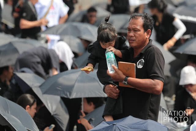 พสกนิกรก้มกราบพระโกศทองใหญ่